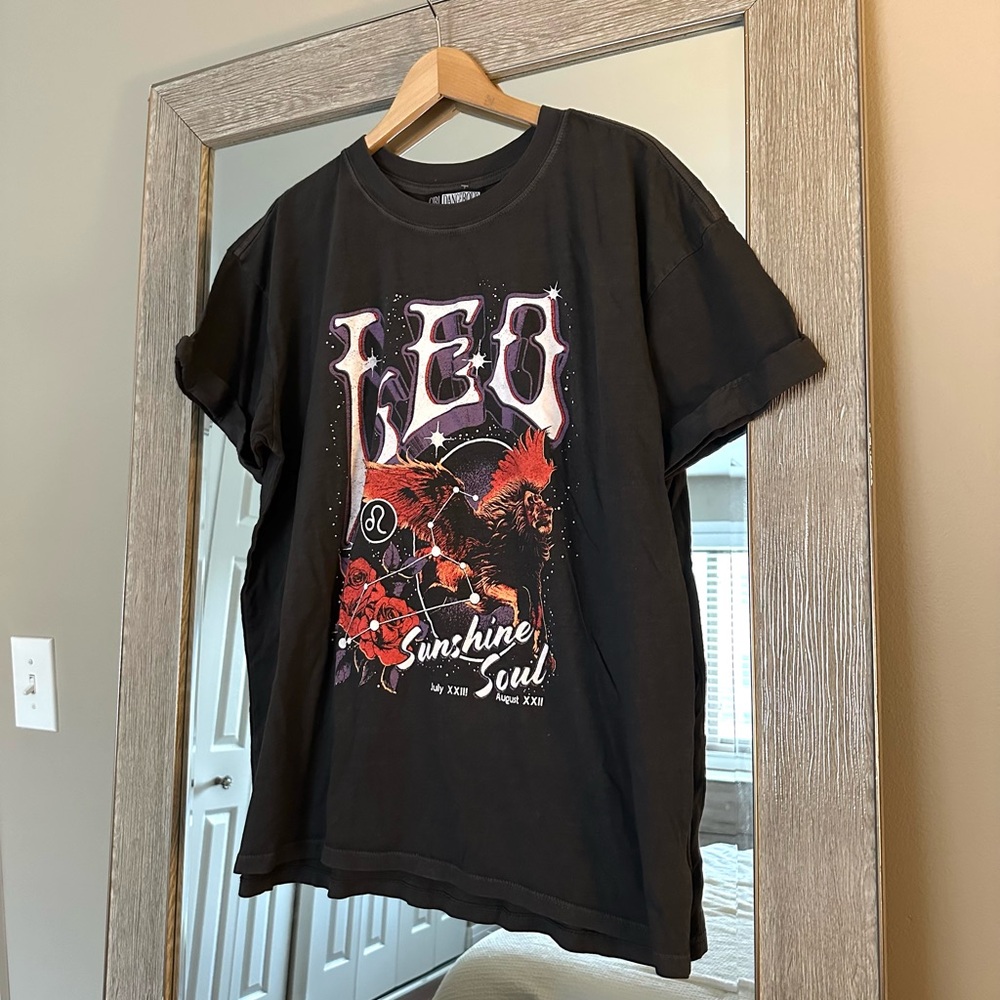 Girl Dangerous Anthropologie Leo Graphic T-Shirt NWT Size Large